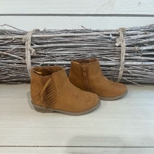 Old Navy toddler girl booties. Size 5. GUC.